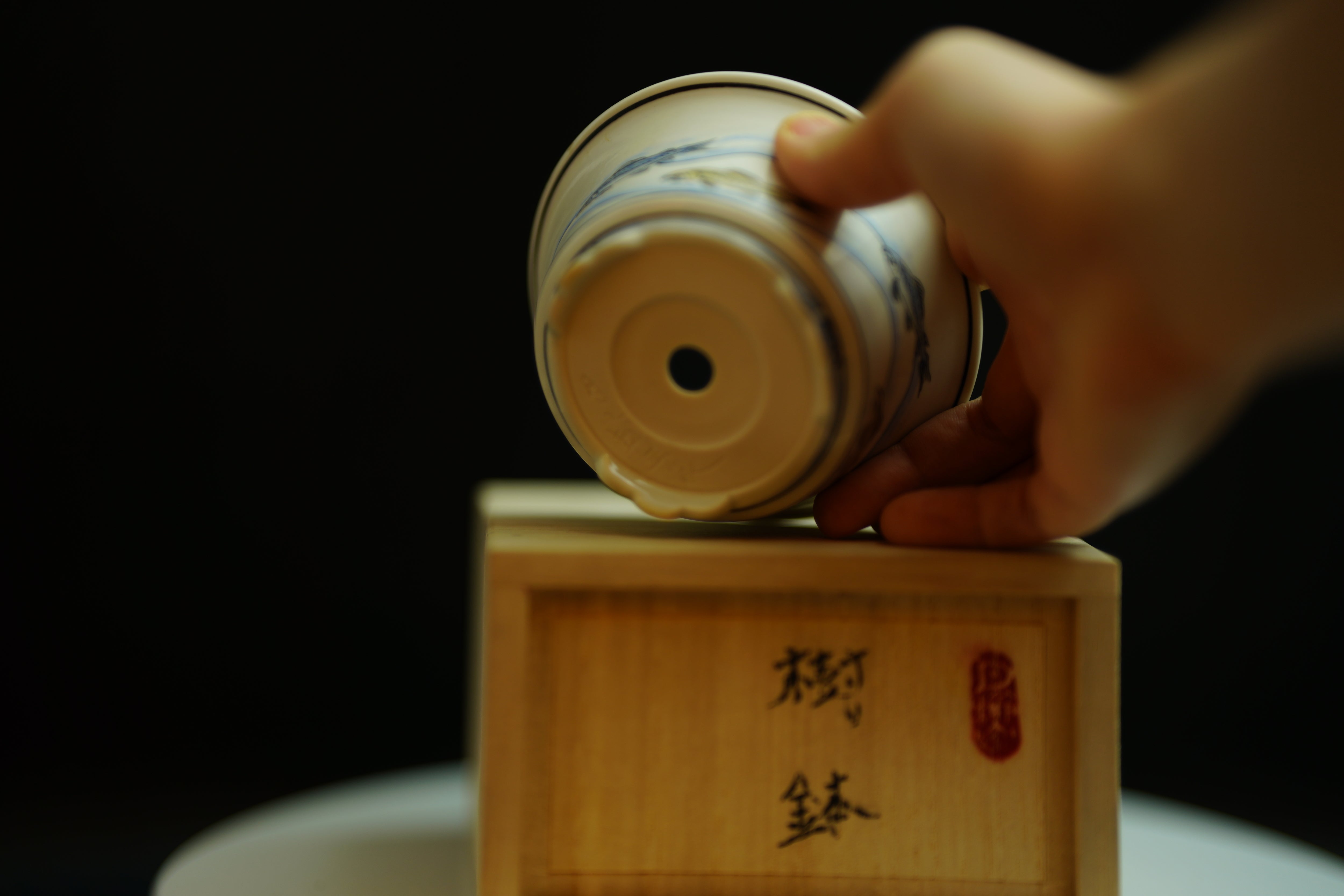 【已售供欣賞 - 日本盆缽】月之輪正泉鉢 - 色繪清流鮎図丸缽